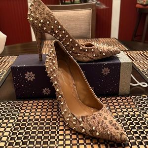 The color is tan snake like pattern with gold spikes, all spikes are there.